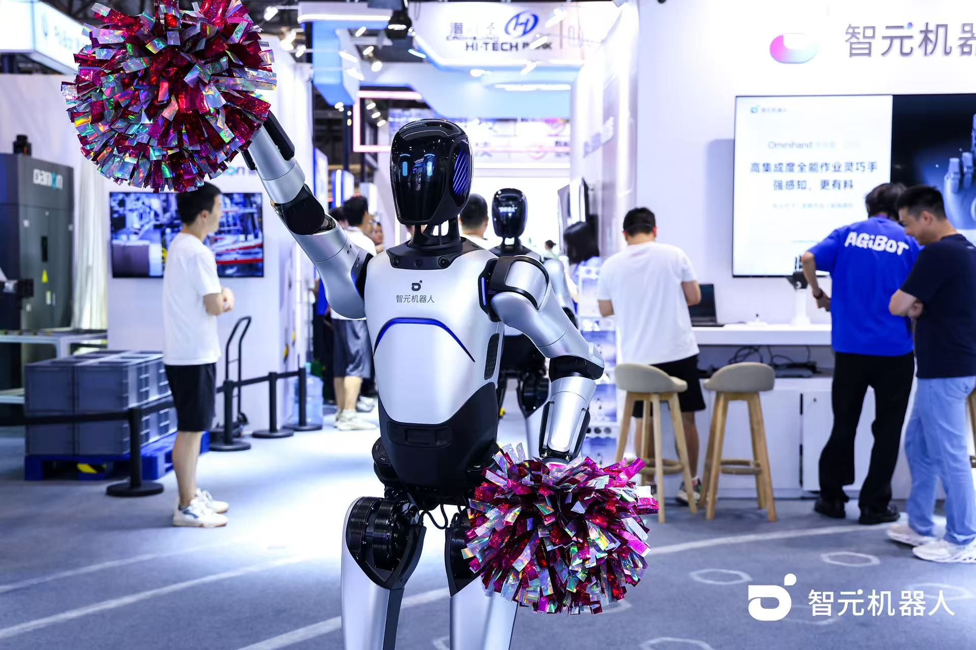 LEwin乐玩机器人 WAIC 首日展台火爆，机器人家族集体打工忙不停